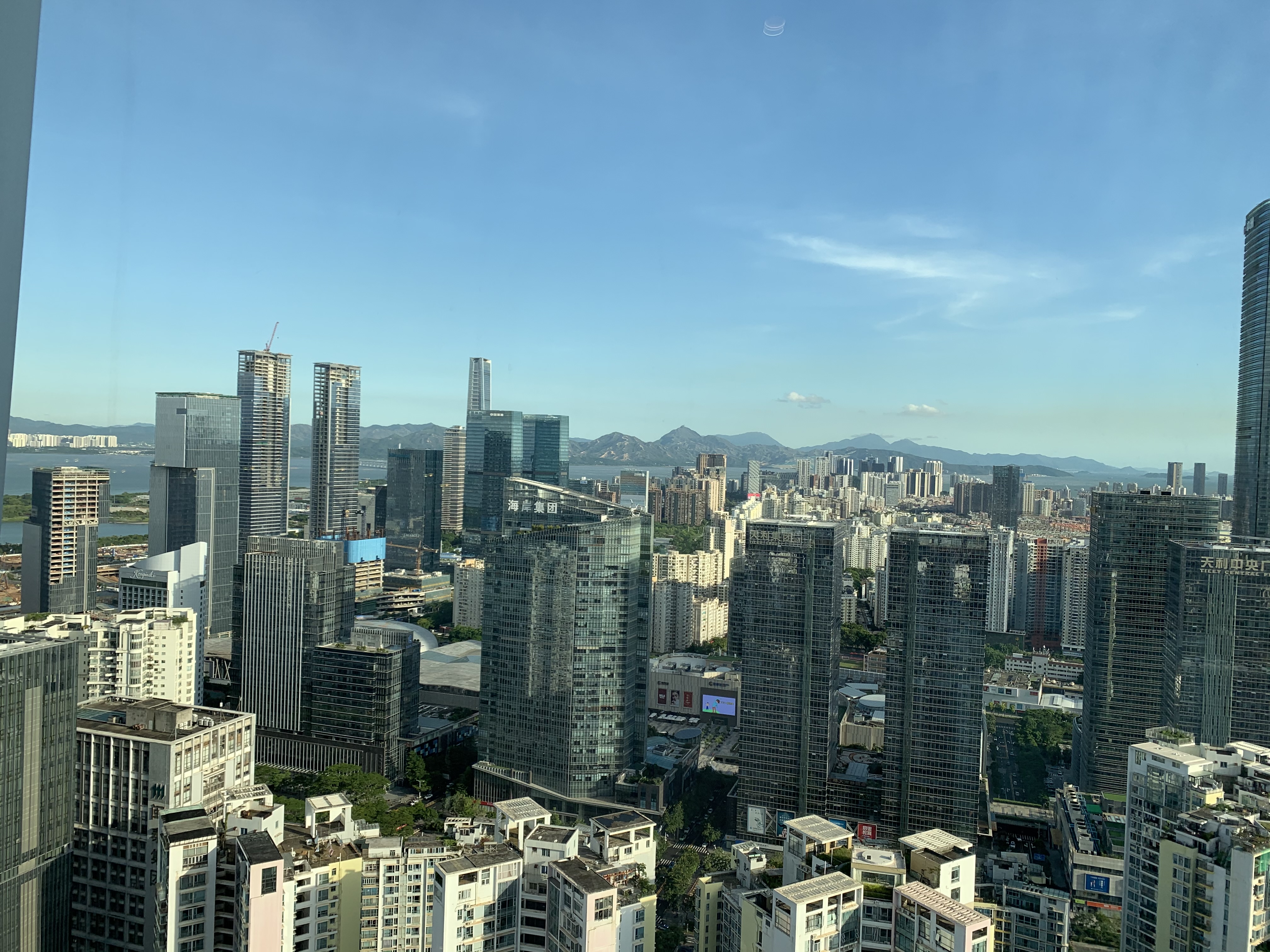 从38楼的餐厅往外看出去，对面就是HK